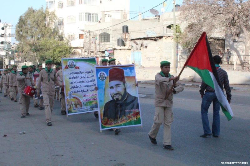 حماس بمنطقة  الفالوجا تنظم مسيراً كشفياً تضامناً مع الأسرى المضربين في سجون الاحتلال