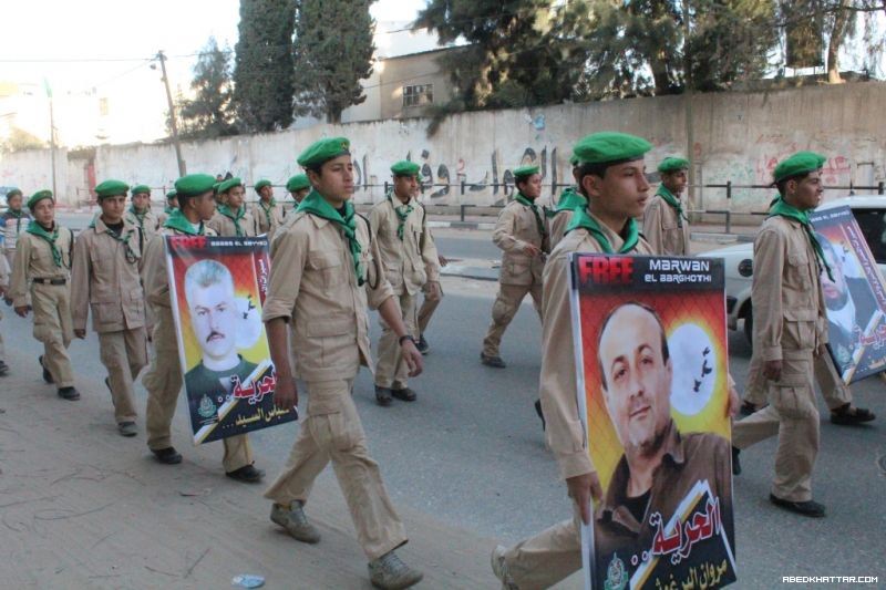 حماس بمنطقة  الفالوجا تنظم مسيراً كشفياً تضامناً مع الأسرى المضربين في سجون الاحتلال