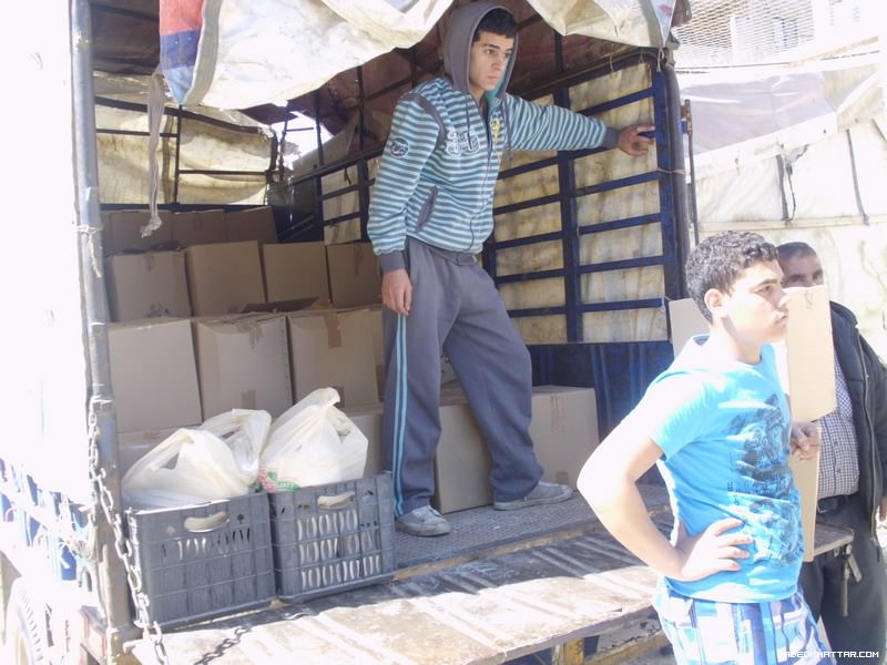 الجبهه الشعبيه لتحرير فلسطين توزع مساعدات غذائيه للنازحين في منطقه الشمال