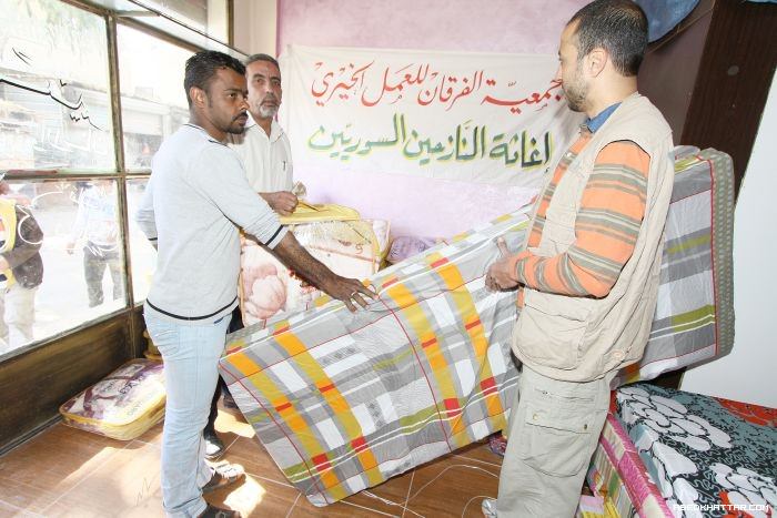 جمعية الفرقان للعمل الخيري توزع فرش واغطية للنازحين من سوريا الى مخيم عين الحلوة