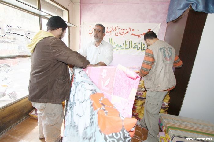 جمعية الفرقان للعمل الخيري توزع فرش واغطية للنازحين من سوريا الى مخيم عين الحلوة