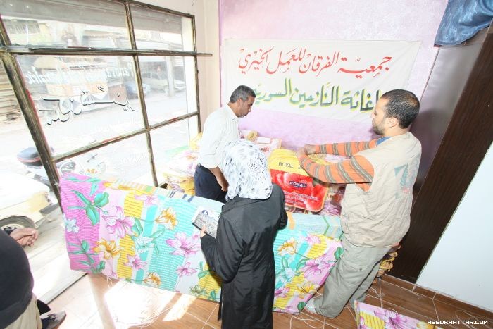 جمعية الفرقان للعمل الخيري توزع فرش واغطية للنازحين من سوريا الى مخيم عين الحلوة