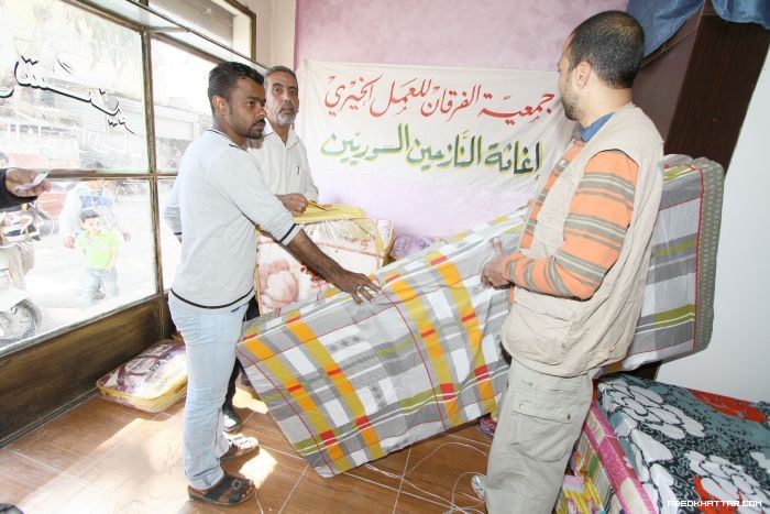 جمعية الفرقان للعمل الخيري توزع فرش واغطية للنازحين من سوريا الى مخيم عين الحلوة