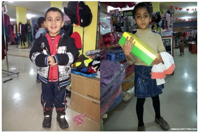 توزيع الملابس على اطفال النازحين الفلسطينيين من سوريا