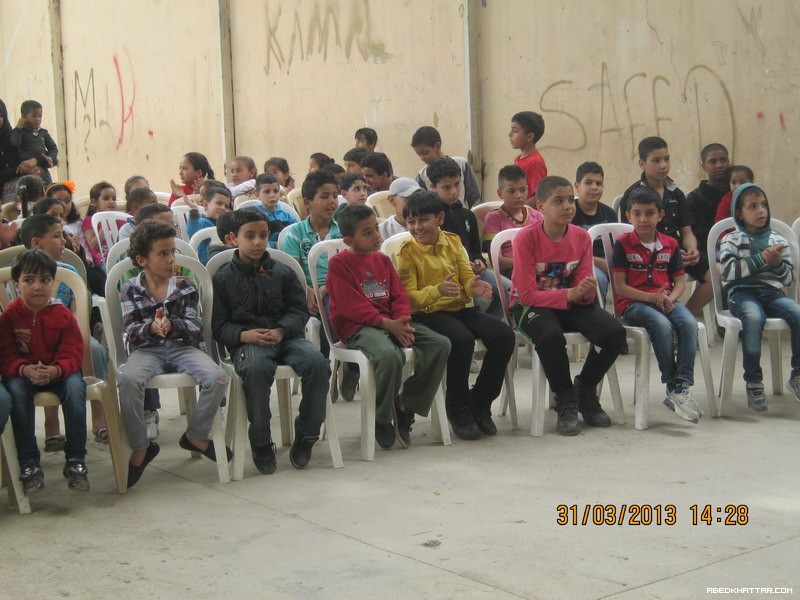 توزيع الملابس على اطفال النازحين الفلسطينيين من سوريا