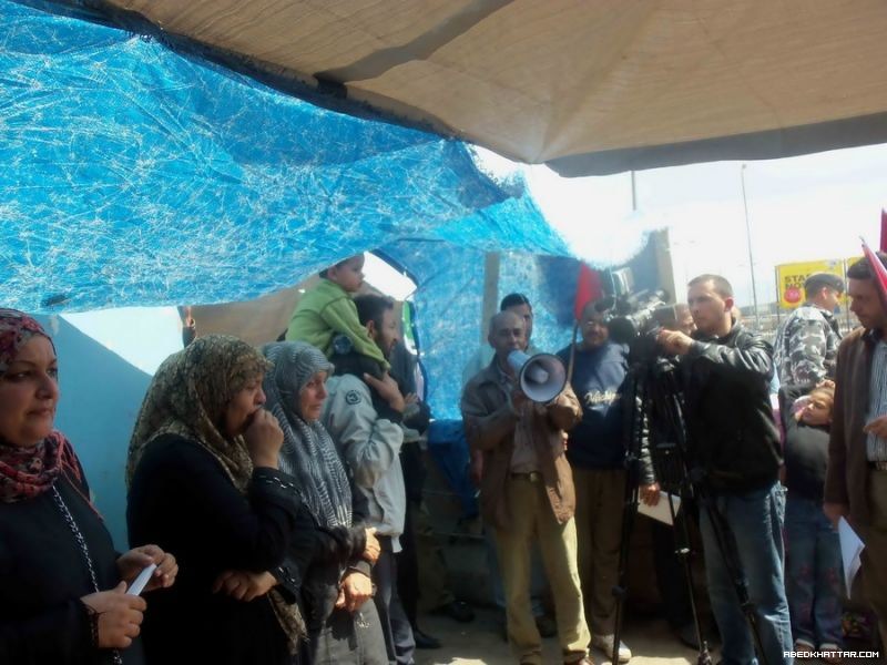 النازحون الفلسطينيون من سوريا يواصلون اعتصامهم امام مقر الاونروا