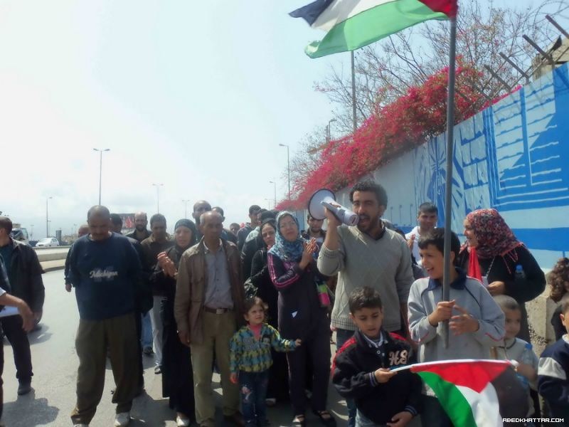 النازحون الفلسطينيون من سوريا يواصلون اعتصامهم امام مقر الاونروا