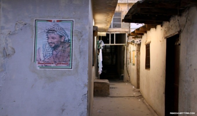 ياسر عرفات الصورة الرمز على جدران المخيمات
