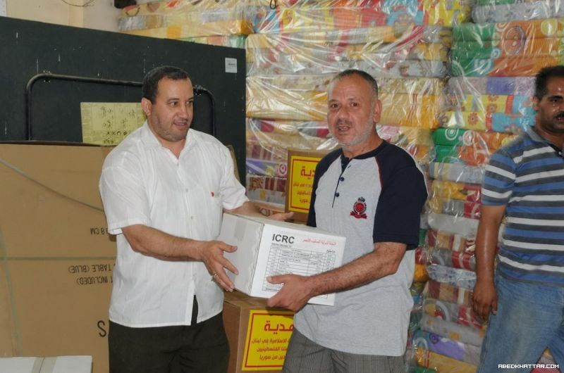 مساعدات عينية من اللجنة الدولية للصليب الاحمر للنازحين الفلسطينيين من سوريا في مخيم البداوي