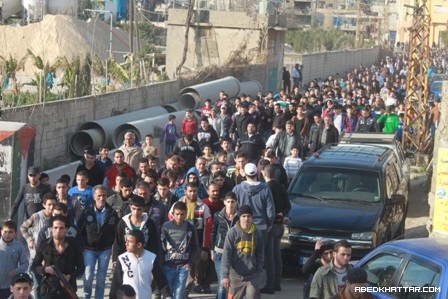 اهالي مخيم عين الحلوة شيع اليوم الطفل علي ايمن العلي في موكب مهيب‎