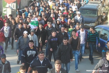 اهالي مخيم عين الحلوة شيع اليوم الطفل علي ايمن العلي في موكب مهيب‎