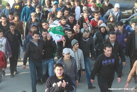 اهالي مخيم عين الحلوة شيع اليوم الطفل علي ايمن العلي في موكب مهيب‎