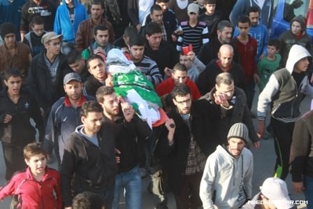 اهالي مخيم عين الحلوة شيع اليوم الطفل علي ايمن العلي في موكب مهيب‎