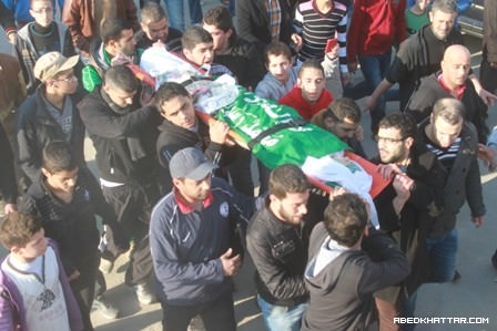 اهالي مخيم عين الحلوة شيع اليوم الطفل علي ايمن العلي في موكب مهيب‎