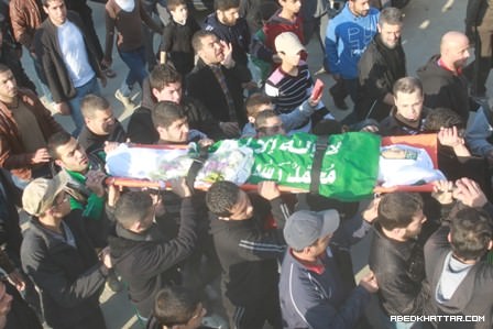 اهالي مخيم عين الحلوة شيع اليوم الطفل علي ايمن العلي في موكب مهيب‎