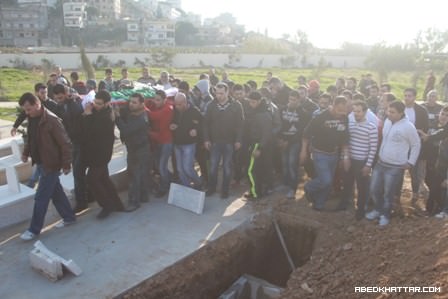 اهالي مخيم عين الحلوة شيع اليوم الطفل علي ايمن العلي في موكب مهيب‎