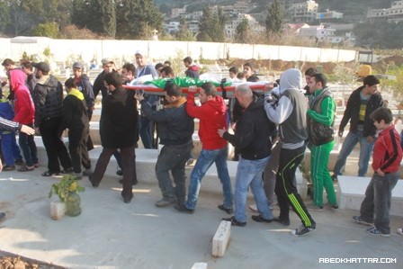 اهالي مخيم عين الحلوة شيع اليوم الطفل علي ايمن العلي في موكب مهيب‎