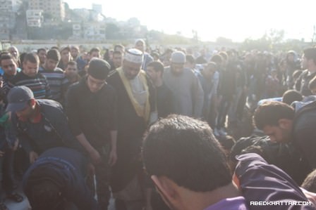 اهالي مخيم عين الحلوة شيع اليوم الطفل علي ايمن العلي في موكب مهيب‎