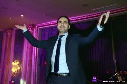 بالصور..وائل جسّار يقبّل زوجته خلال غنائه على المسرح