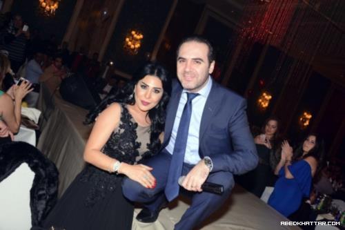 بالصور..وائل جسّار يقبّل زوجته خلال غنائه على المسرح