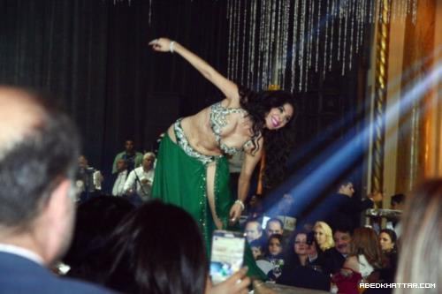 بالصور..وائل جسّار يقبّل زوجته خلال غنائه على المسرح