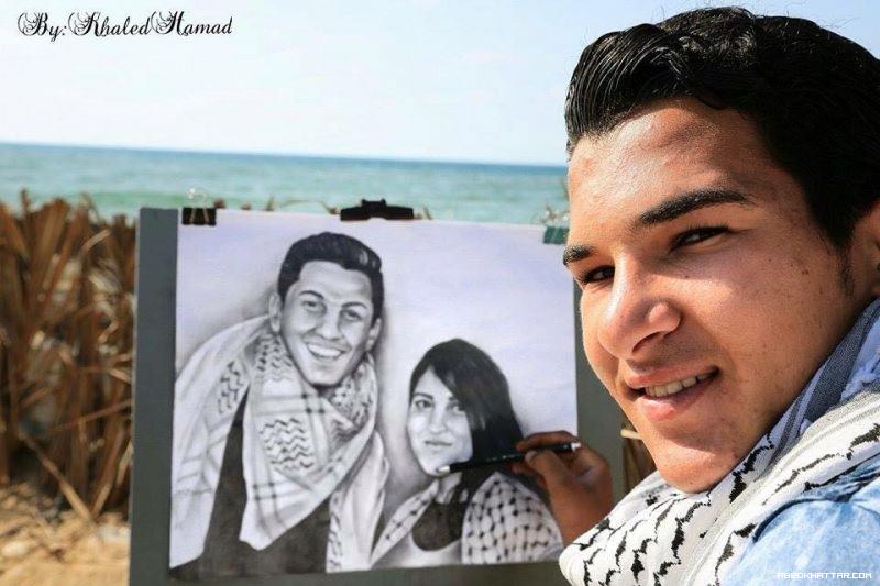 بالصور .. رسام فلسطيني يرسم لوحة للفنان محمد عساف والفنانة ميرنا عيسى