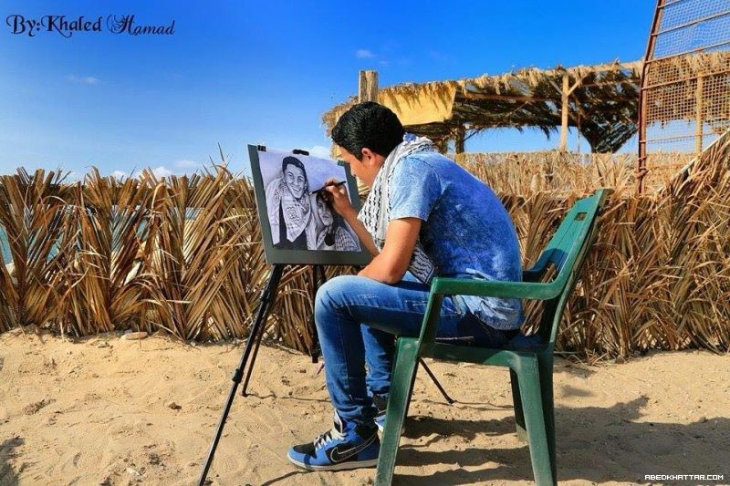 بالصور .. رسام فلسطيني يرسم لوحة للفنان محمد عساف والفنانة ميرنا عيسى