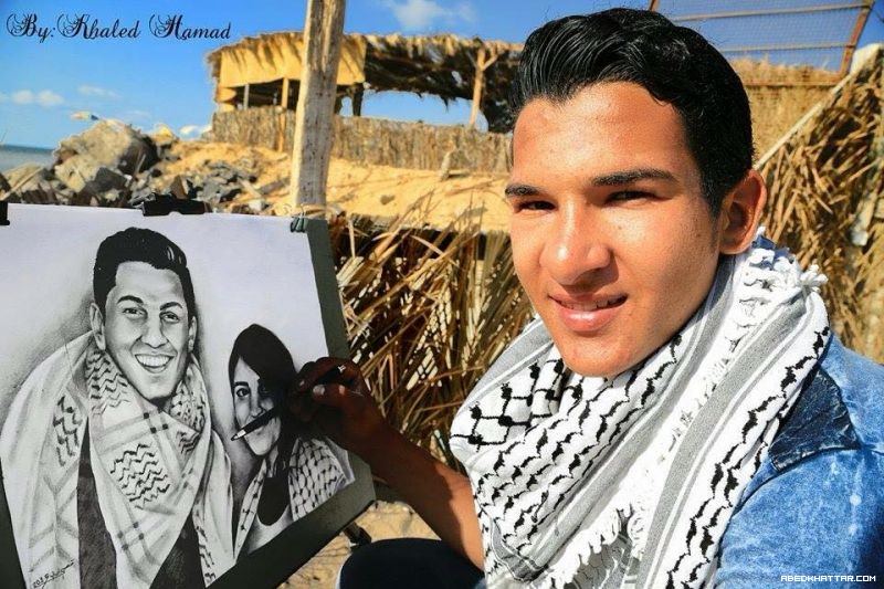 بالصور .. رسام فلسطيني يرسم لوحة للفنان محمد عساف والفنانة ميرنا عيسى