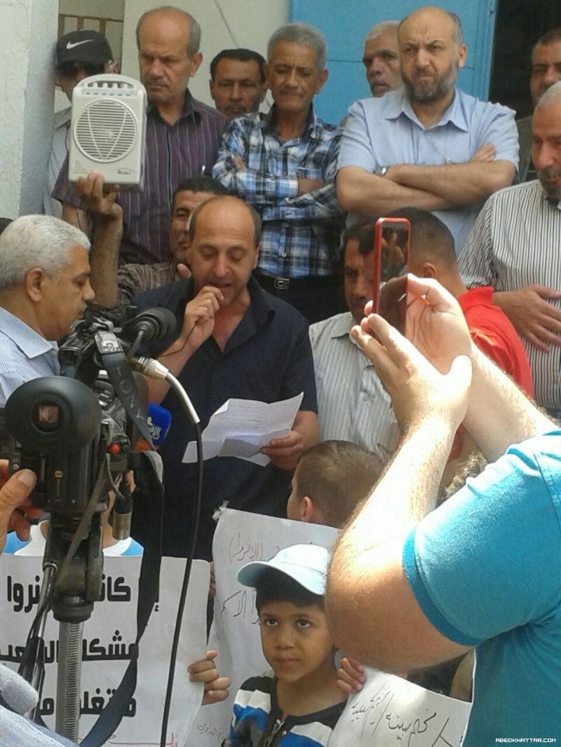 اعتصام المئات من اللاجئين والنازحون من مخيمات سوريا امام مكتب مدير الاونروا في مخيم البداوي