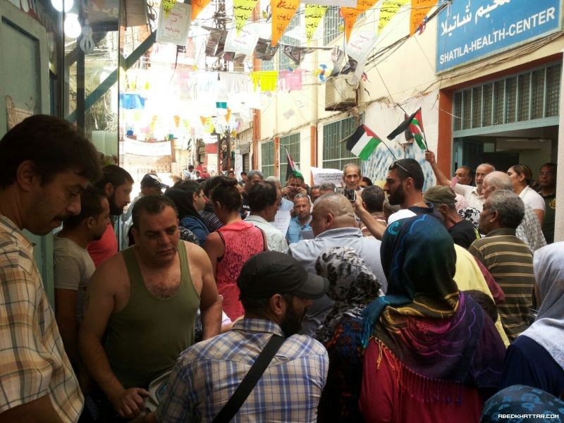 اعتصام المئات من اللاجئين والنازحون من مخيمات سوريا امام مكتب مدير الاونروا في مخيم البداوي