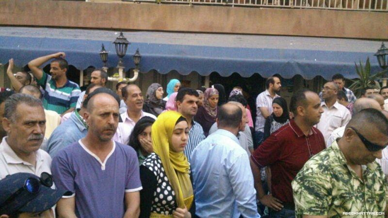 اعتصام المئات من العاملين في الاونروا والفصائل والطلاب وذويهم امام مكتب الاونروا في مدينة طرابلس