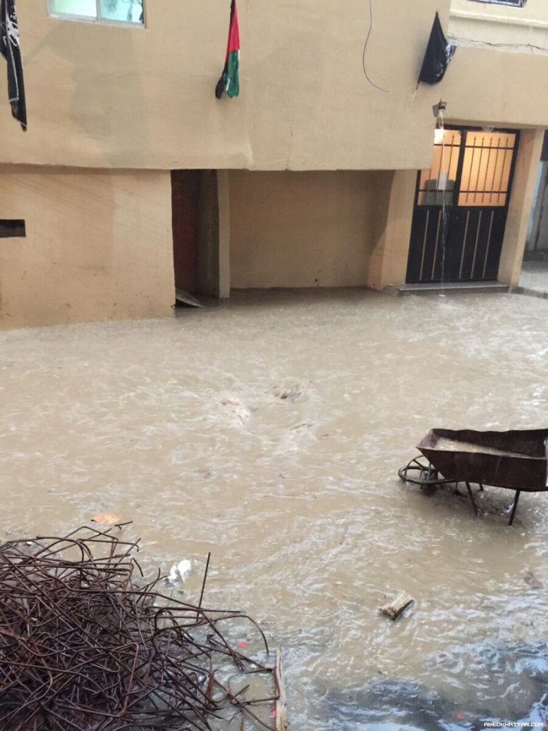 منازل وشوارع مخيم البداوي تغمرها مياه الامطار
