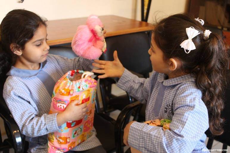 توزيع هدايا من أطفال اليابان الى أطفال مخيم البداوي