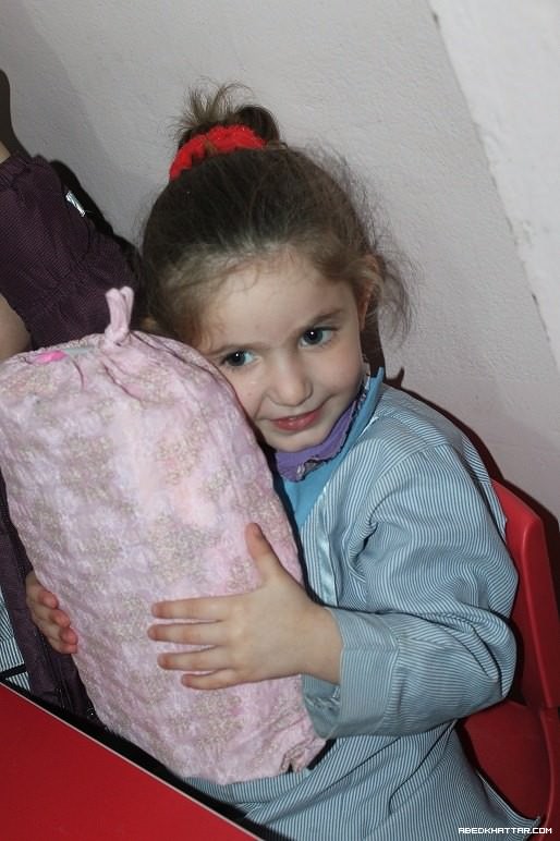 توزيع هدايا من أطفال اليابان الى أطفال مخيم البداوي