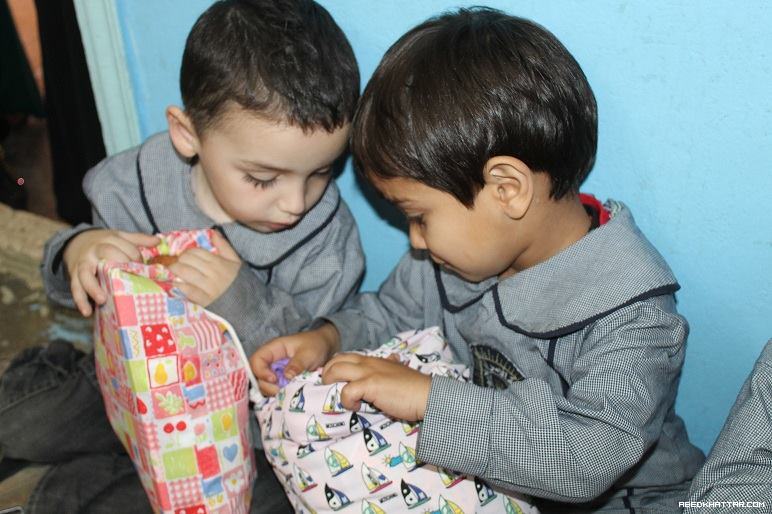 توزيع هدايا من أطفال اليابان الى أطفال مخيم البداوي