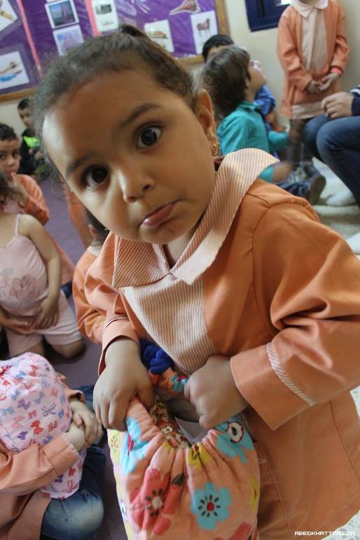 توزيع هدايا من أطفال اليابان الى أطفال مخيم البداوي