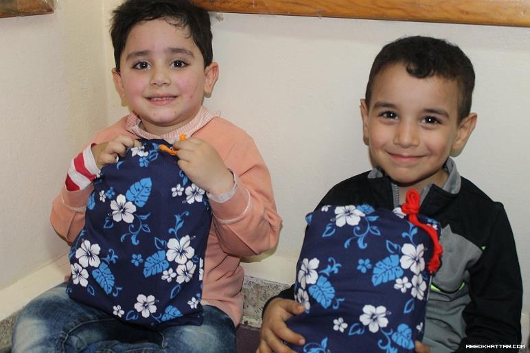 توزيع هدايا من أطفال اليابان الى أطفال مخيم البداوي