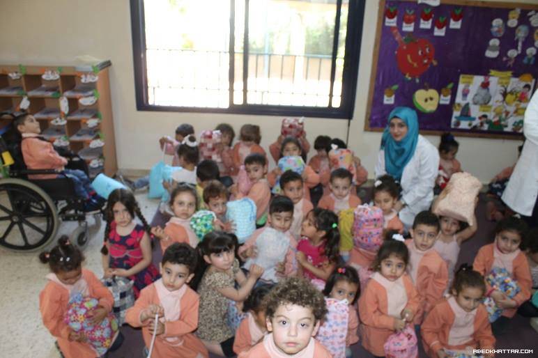 توزيع هدايا من أطفال اليابان الى أطفال مخيم البداوي